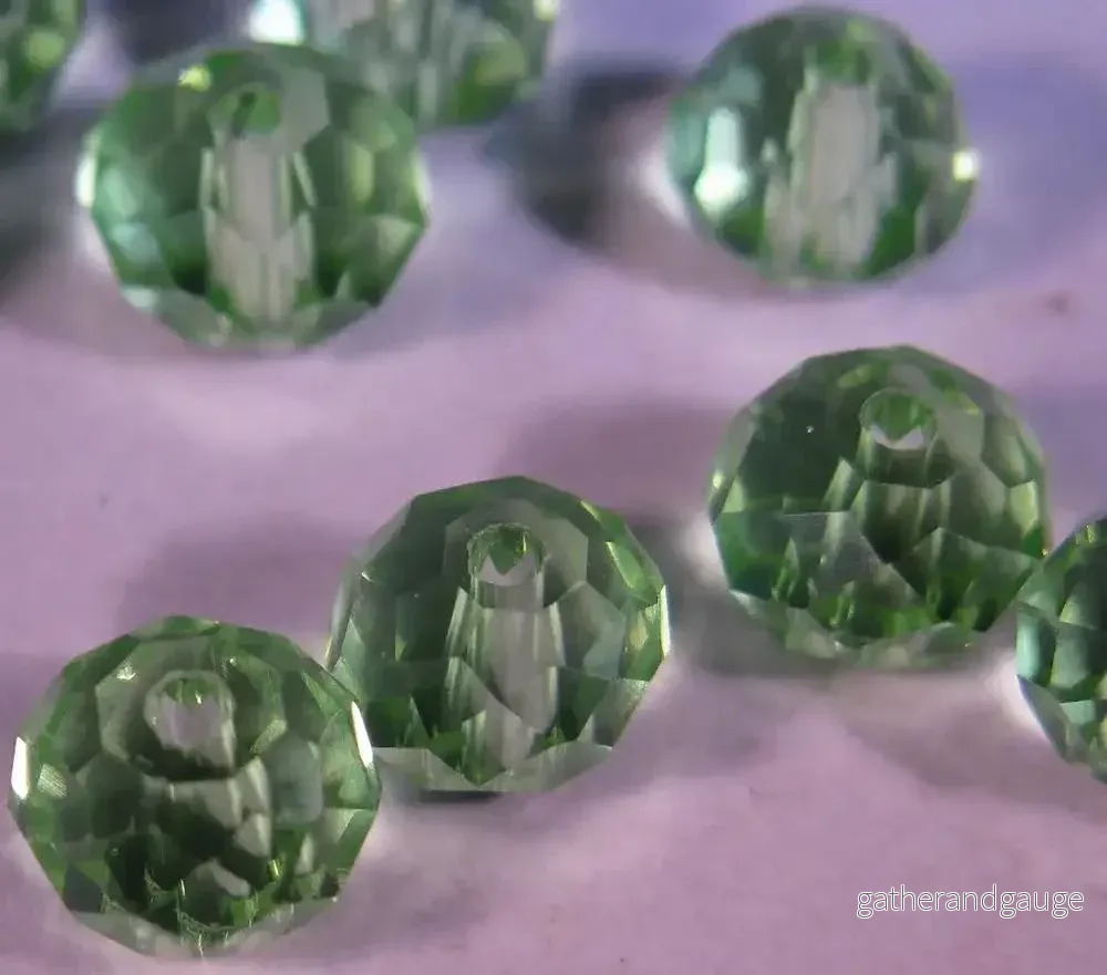 Facetterade glaspärlor – Gröna 8x6mm 1 sträng