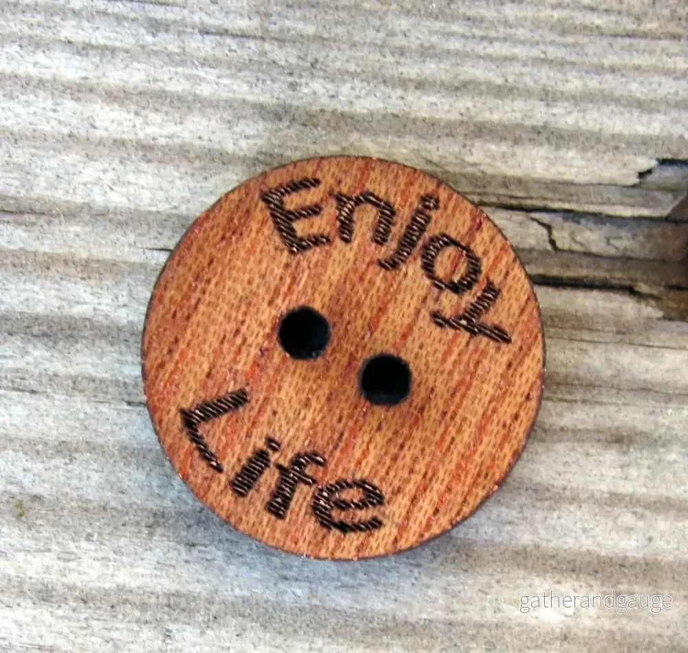 Träknappar – Enjoy Life, mörkbrun 1 Styck Träknappar – Enjoy Life, mörkbrun 1 Styck