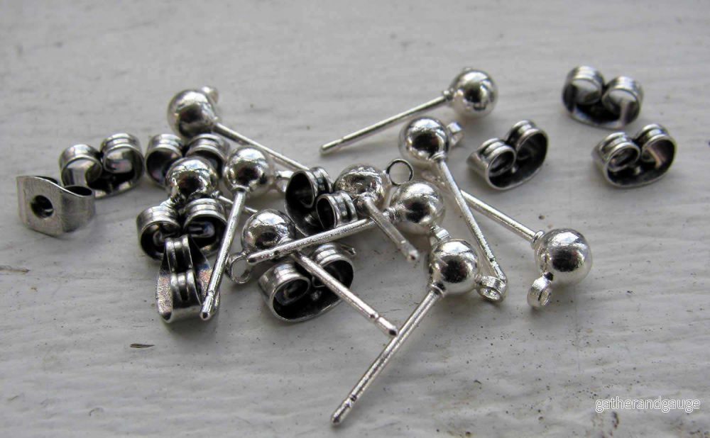 Örstickare i ljust silverfärgad - Kula med ögla, 4mm, 10-pack - Bild 2