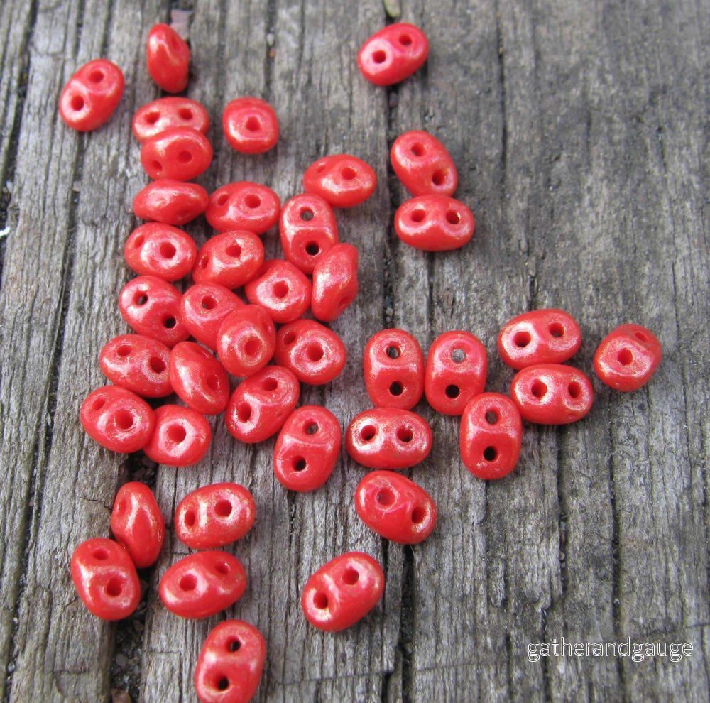 SuperDuo – Opaque Coral Red Gold Marbled, 10 gram SuperDuo – Opaque Coral Red Gold Marbled, 10 gram