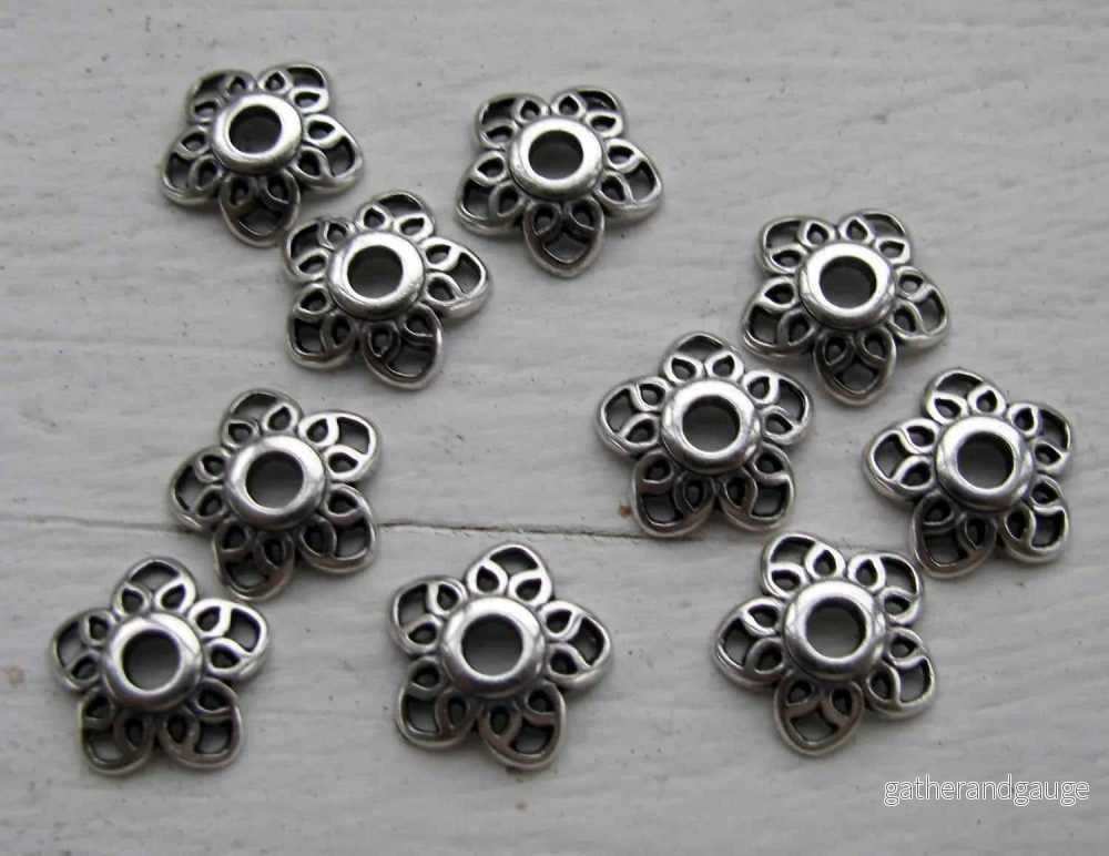 Pärlhattar Silverfärgade - Blomma med Hjärtblad 11mm 10-Pack