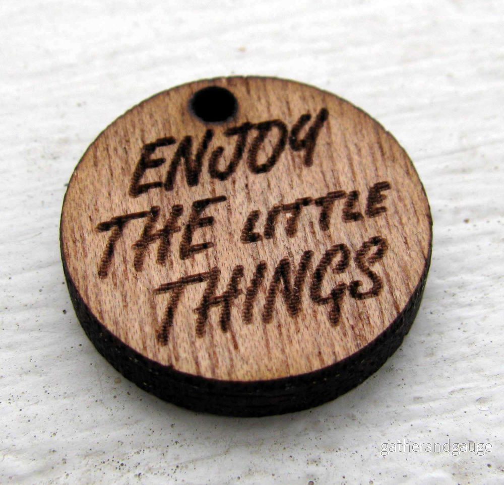 Hänge Trä - Enjoy the little things 20mm 1 styck - Bild 2