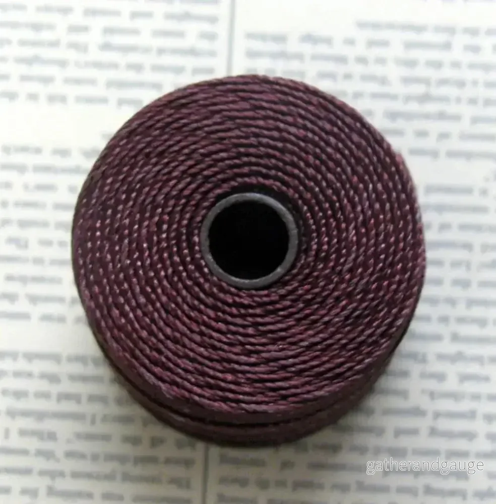 S- Lon bead cord – Burgundy, 1 rulle S- Lon bead cord – Burgundy, 1 rulle