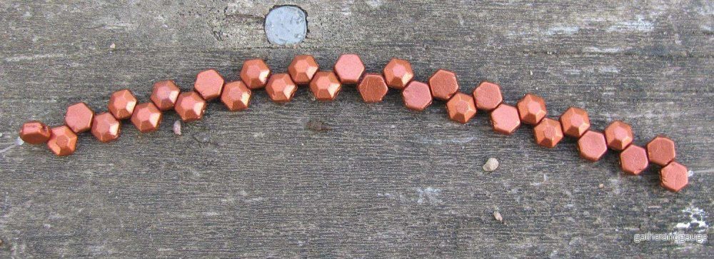 Honeycomb Jewel - Bronze Fire Red 6mm, 1 sträng - Bild 2