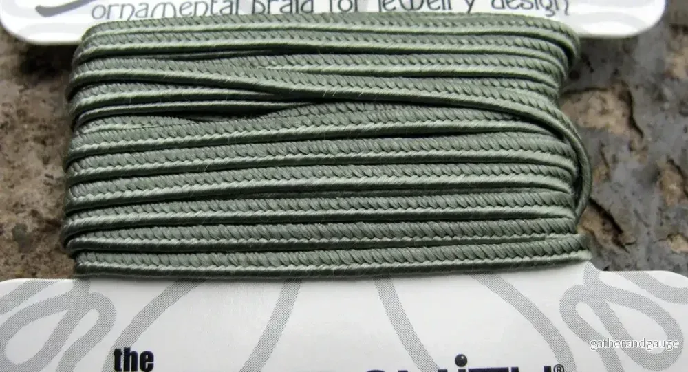 Soutache band - Sage, 1 förpackning (3 yards) - Bild 2