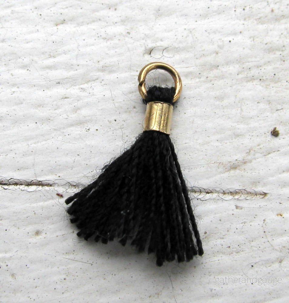 Bomullstofs med ögla - Mini Svart / Guld 10-12mm 1 styck