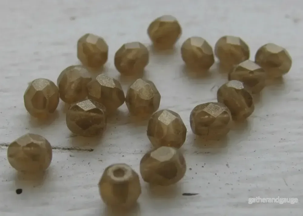 Tjeckiska Firepolish - Sueded Gold Smoky Topaz 4 mm, 50-pack - Bild 2
