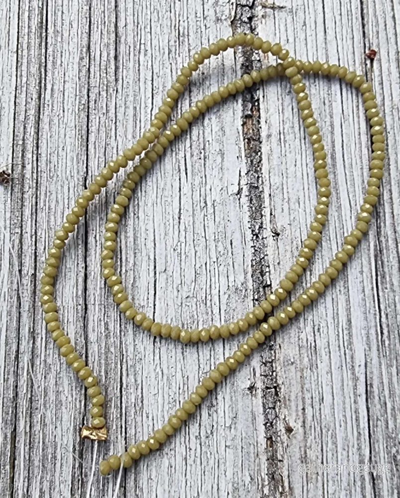 Facetterade glaspärlor – Lt Olive 2,6×1,7mm 1 sträng Facetterade glaspärlor – Lt Olive 2,6×1,7mm 1 sträng