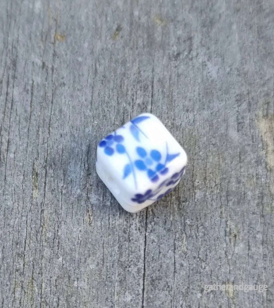 Porslinspärla Kub – Vit med blå blommor 8mm, 1 styck Porslinspärla Kub – Vit med blå blommor 8mm, 1 styck