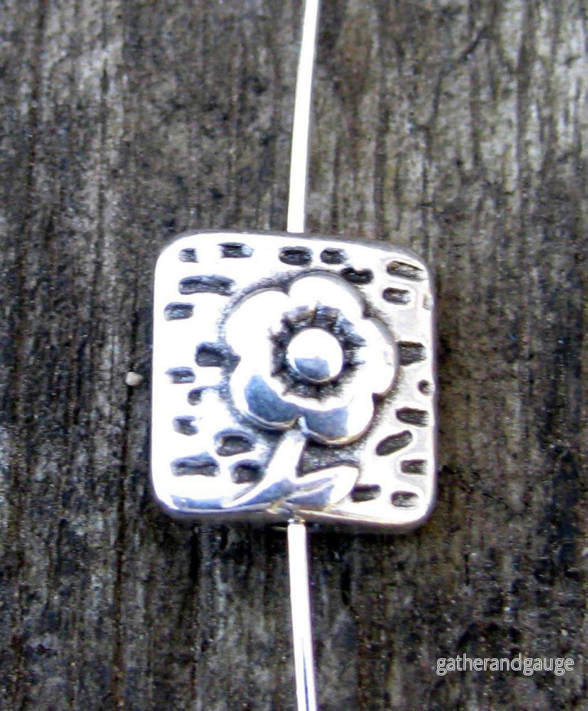 Mellandel Silverfärgad - Platt fyrkantig med blomma 10mm, 3-pack - Bild 3