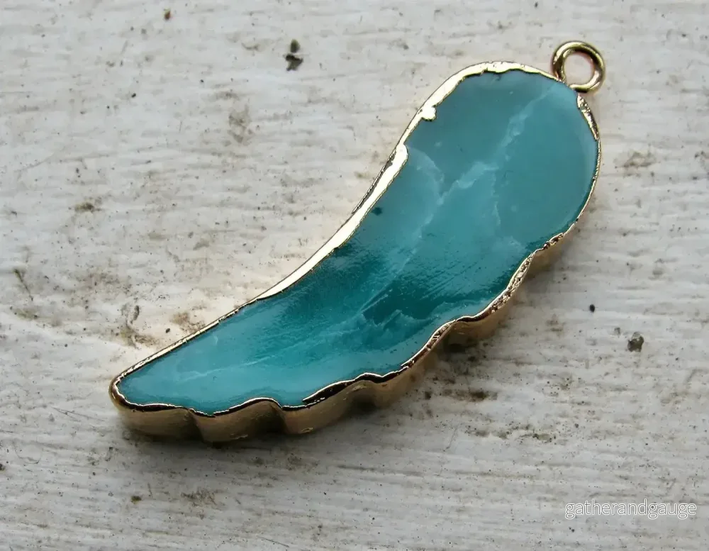 Hänge Imiterad Agat - Vinge Grönturkos/Guld 45x17 mm 1 styck - Bild 2