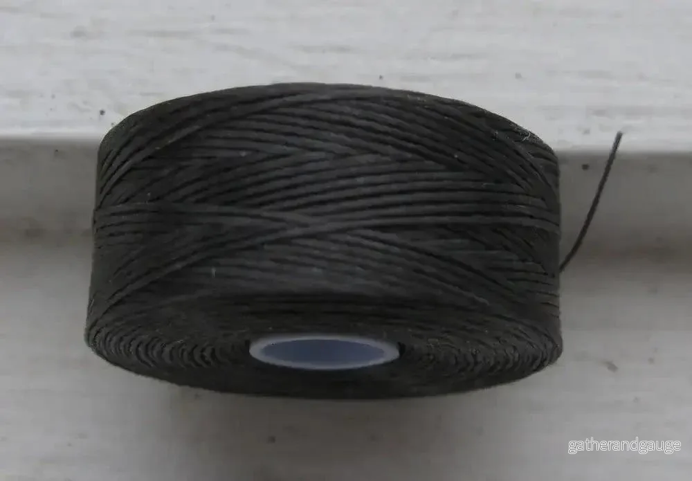 S-Lon Bead thread - Charcoal Grey, storlek D, 1 rulle - Bild 2