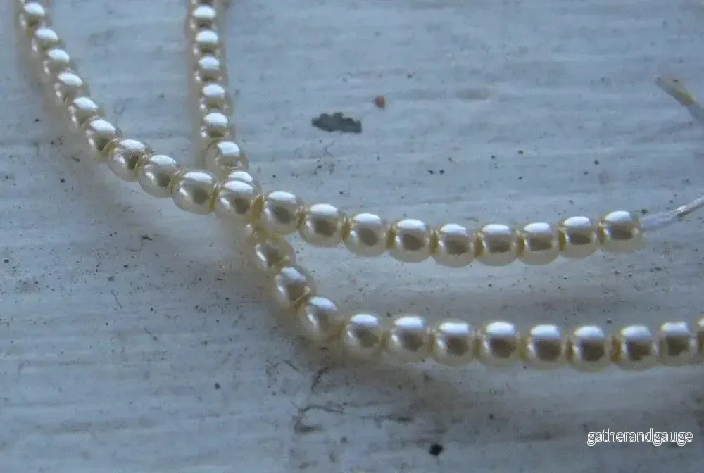 Tjeckiska vaxade glaspärlor - Cream 2mm, 1 sträng