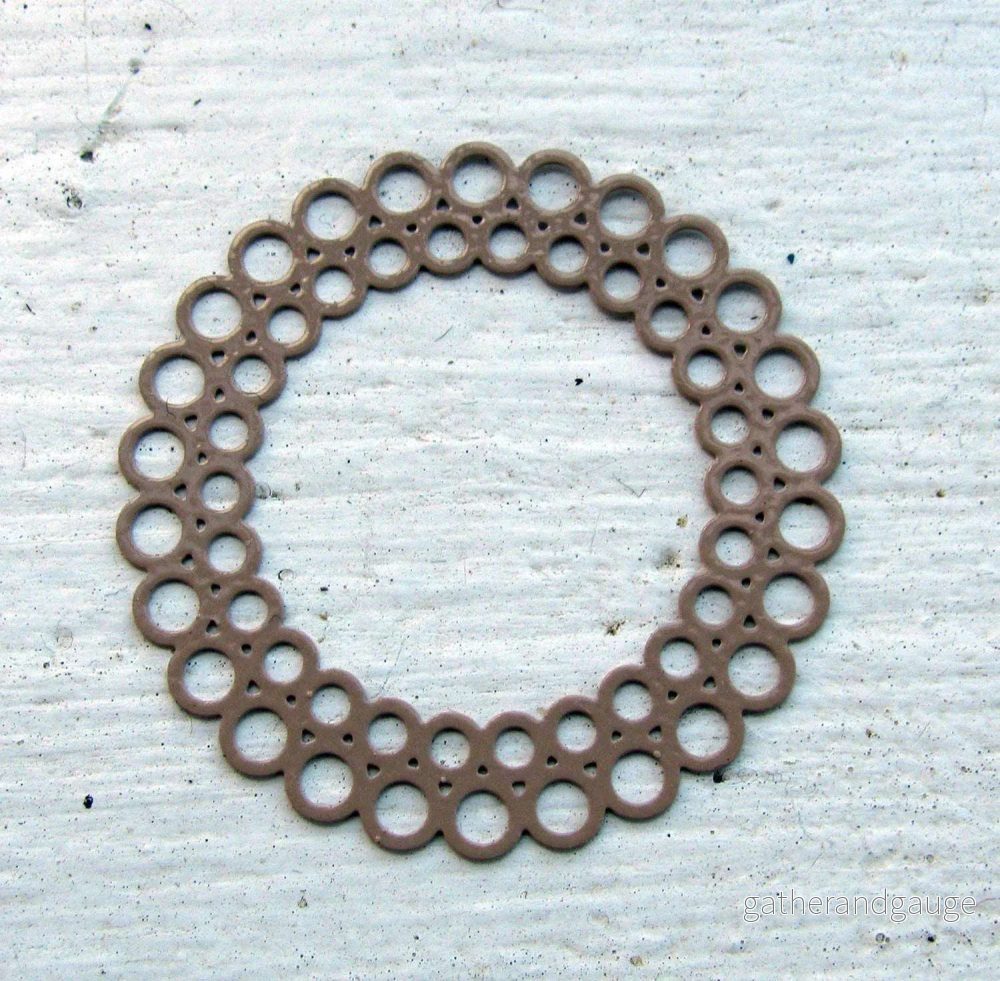 Berlock Beige – Rund med Cirklar 35mm 1 styck Berlock Beige – Rund med Cirklar 35mm 1 styck
