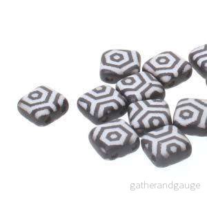 CzechMates Tile Beads – Black / White Laser Web, 1 sträng