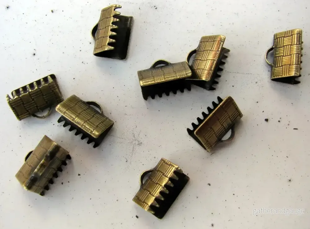 Ändfäste platta band Bronsfärgad – Bredare modell, 10 mm, 10-pack