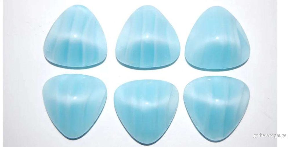 Cabochon Triangel – Ljusblå Randig ca 22mm 1 styck Cabochon Triangel – Ljusblå Randig ca 22mm 1 styck