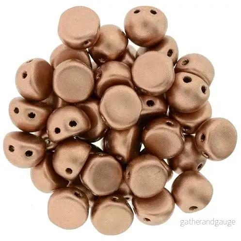 CzechMates Cabochon – Matt Metallic Copper 7mm 2- håls, 10-pack