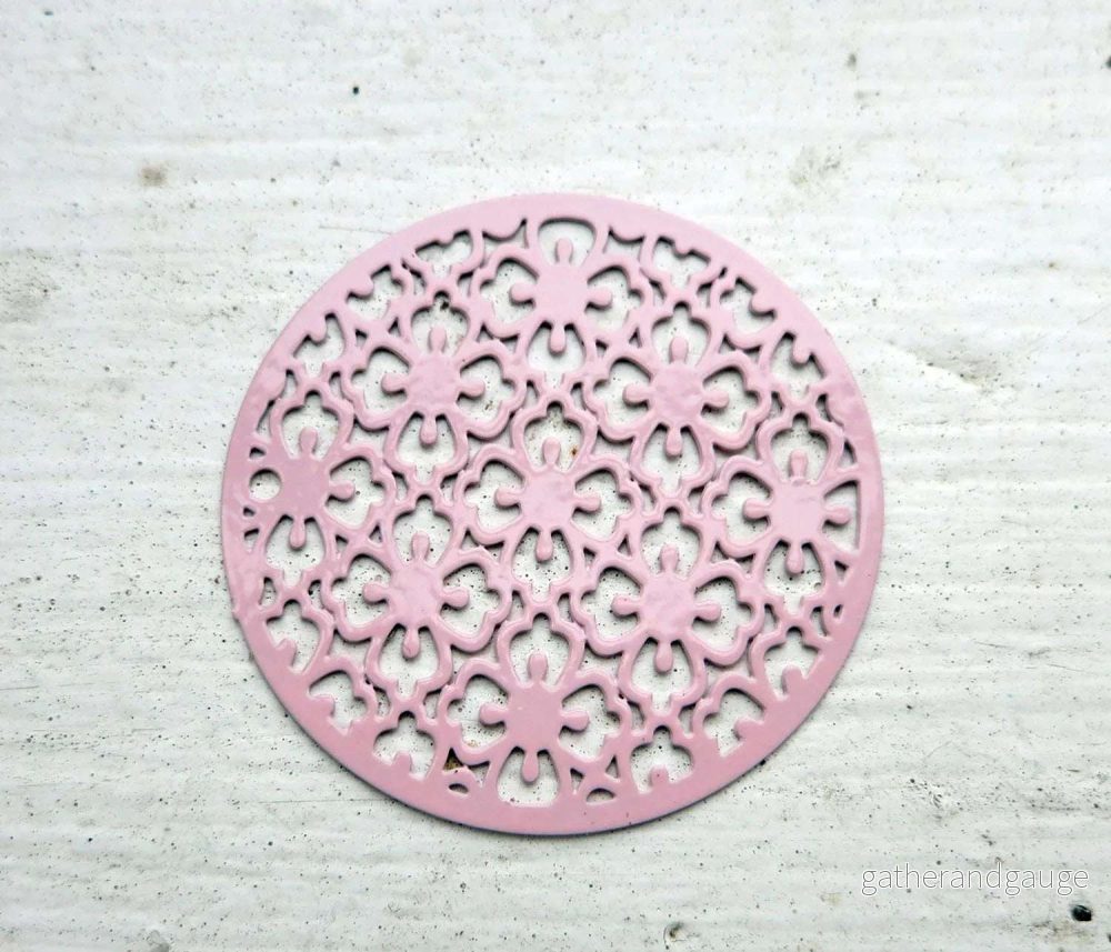 Connector / Hänge Rosa – Mandala med blommor 30mm 1 styck Connector / Hänge Rosa – Mandala med blommor 30mm 1 styck
