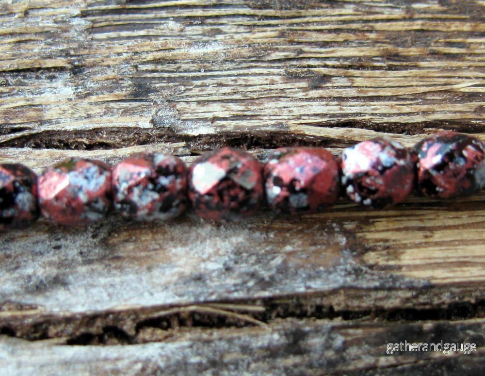 Tjeckiska Firepolish - Tweedy Red 4 mm, 1 sträng