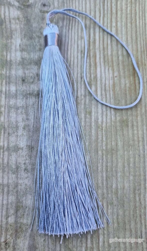 Hänge tassel polyester – Ljusgrå 130mm 1 styck Hänge tassel polyester – Ljusgrå 130mm 1 styck