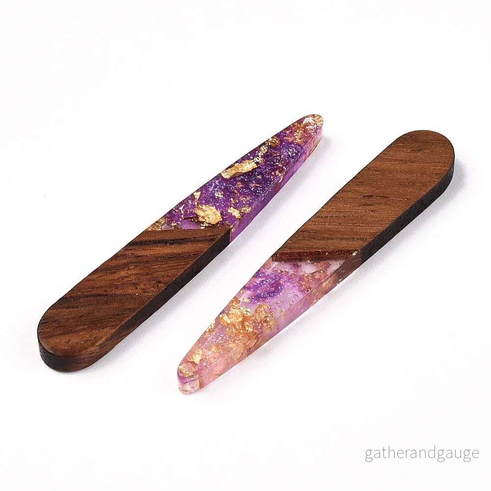 Hänge Trä och Resin – Droppe Lila med Guldflakes 44×7,5mm 1 styck Hänge Trä och Resin – Droppe Lila med Guldflakes 44×7,5mm 1 styck