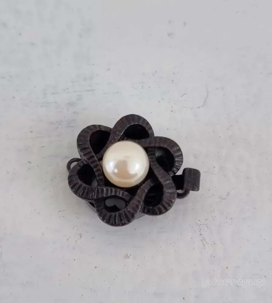 Instickslås – Rund blomma med pärla svartfärgad 15mm, 1 styck