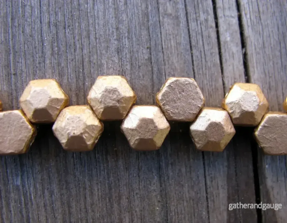 Honeycomb Jewel - Bronze Pale Gold 6mm, 1 sträng