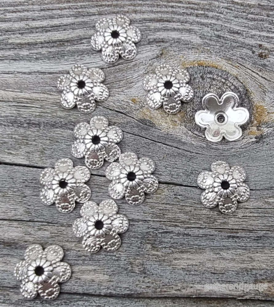 Pärlhattar Silverfärgade - Blomma med prickar 9mm, 10-pack