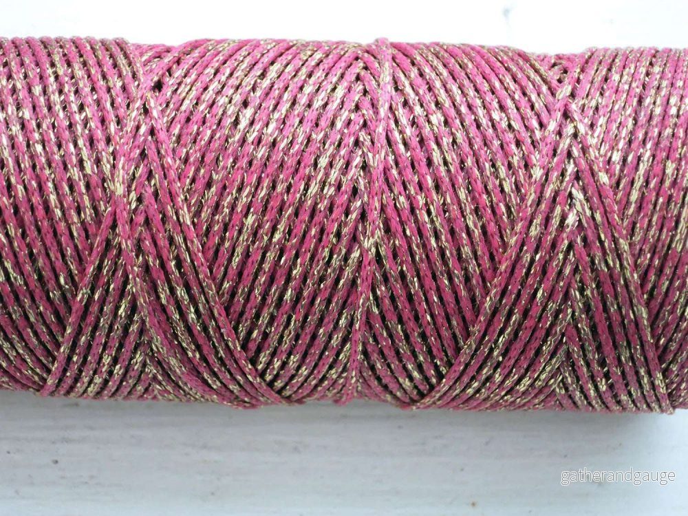 Vaxad bomullstråd - Metallic Mörkrosa med guld glitter 1mm, 1 m - Bild 2