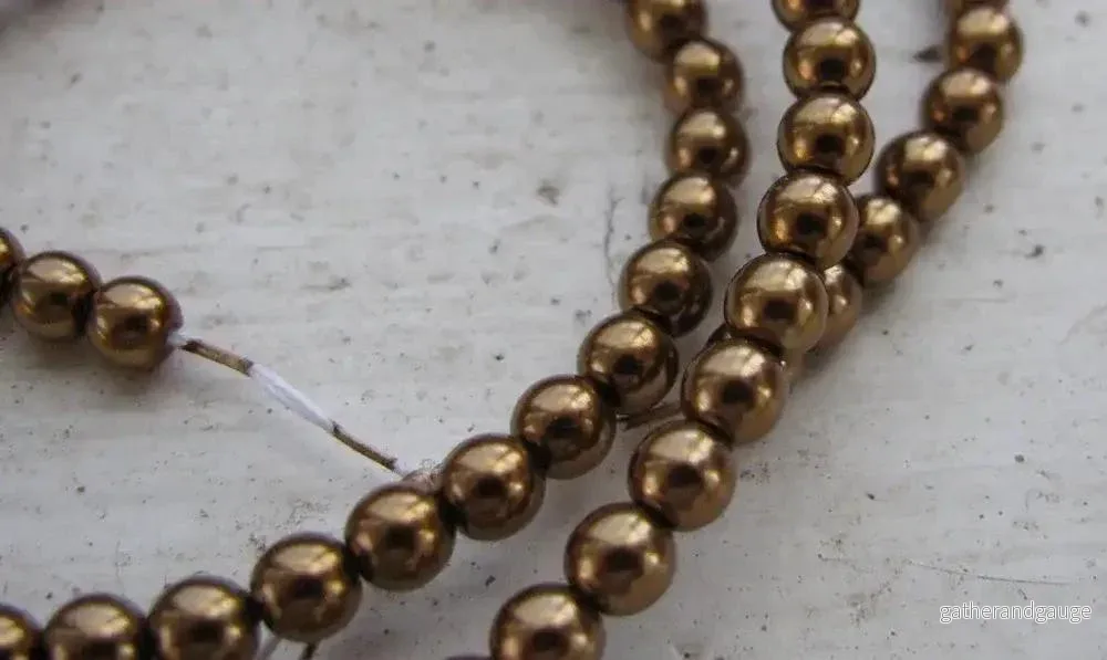 Tjeckiska vaxade glaspärlor - Antique Gold 4mm, 1 sträng - Bild 2