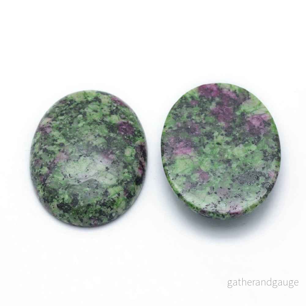Cabochon Ruby in Zoisite – Oval 40x30mm 1 styck Cabochon Ruby in Zoisite – Oval 40x30mm 1 styck