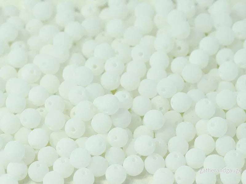 Tjeckiska Druks - Alabaster White (matte) 4 mm, 50-pack