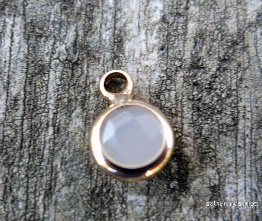 Berlock Facetterad - Rund Mjölkig Vit, 6mm, 1 styck