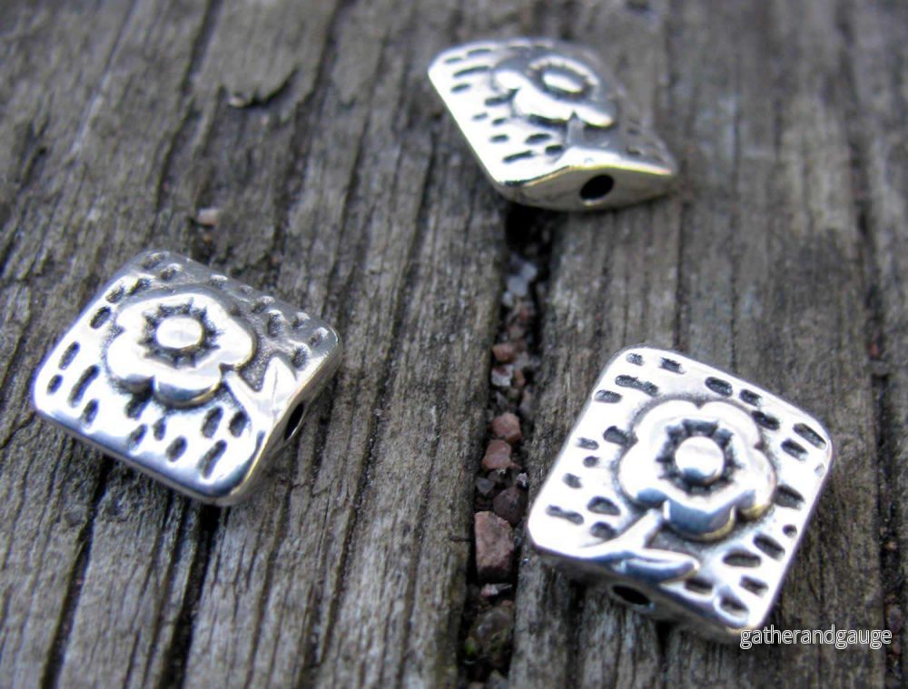 Mellandel Silverfärgad - Platt fyrkantig med blomma 10mm, 3-pack - Bild 2