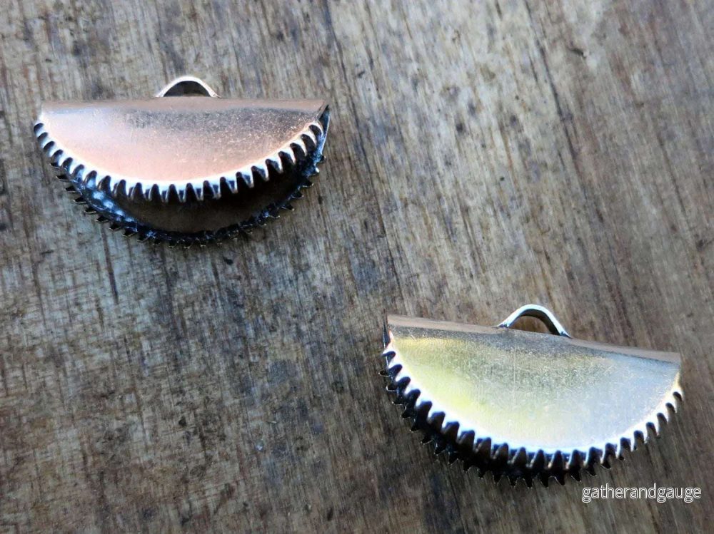 Ändfäste platta band silverfärgad – Rund modell med taggar, 20 mm, 2-pack Ändfäste platta band silverfärgad – Rund modell med taggar, 20 mm, 2-pack