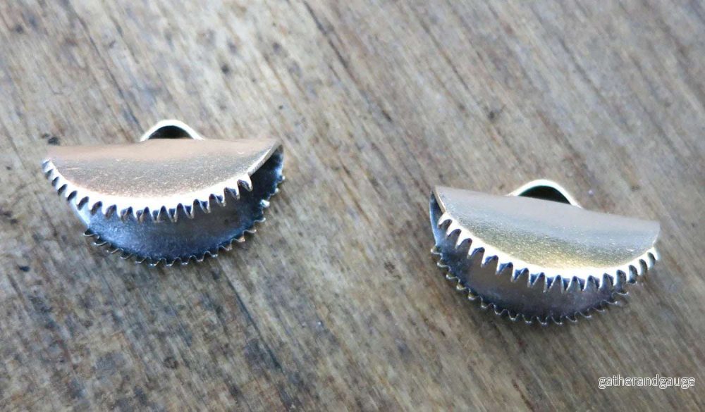 Ändfäste platta band silverfärgad – Rund modell med taggar, 15 mm, 2-pack Ändfäste platta band silverfärgad – Rund modell med taggar, 15 mm, 2-pack
