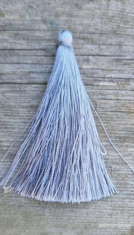Hänge tassel polyester – Grå 65mm 1 styck Hänge tassel polyester – Grå 65mm 1 styck