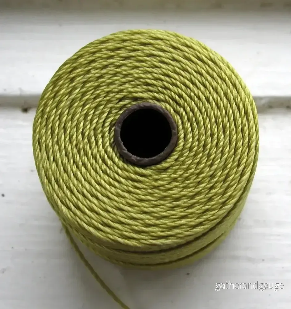 S- Lon bead cord – Lemongrass, 1 rulle S- Lon bead cord – Lemongrass, 1 rulle