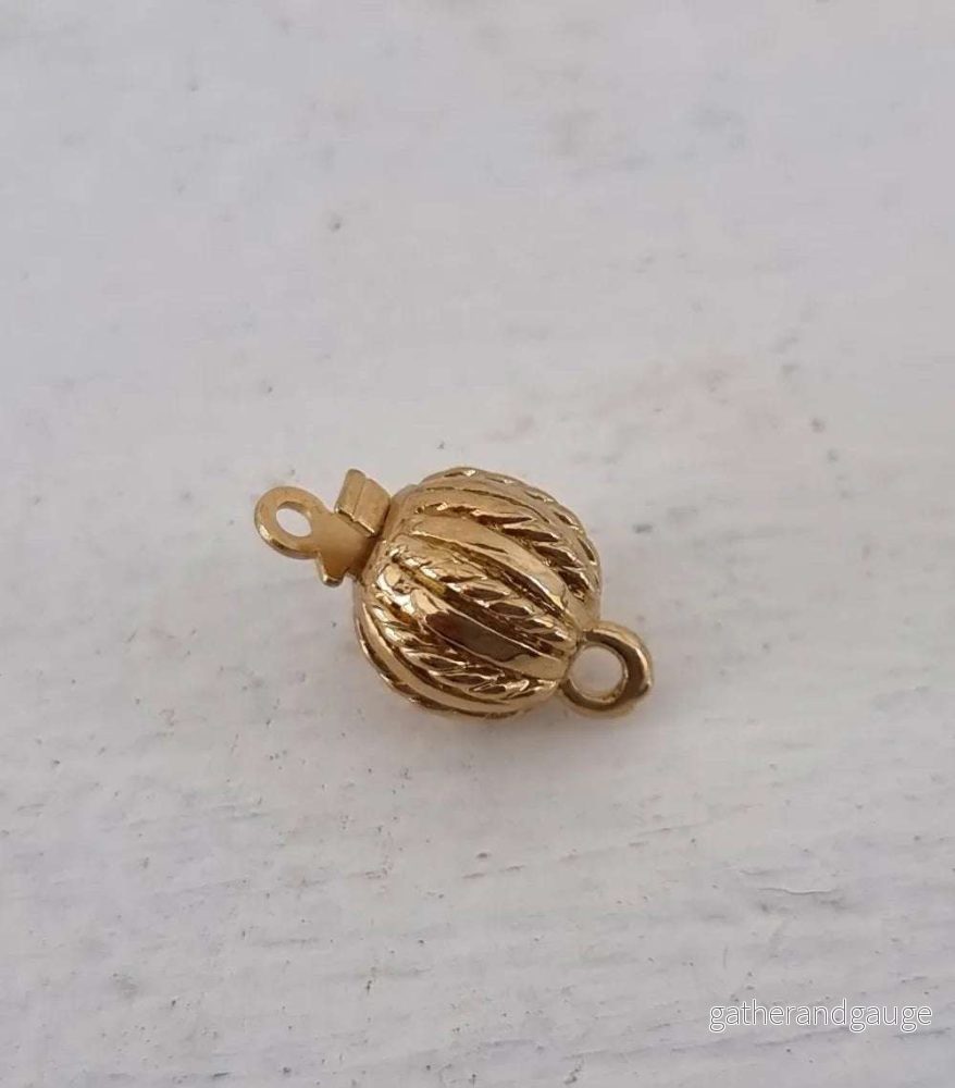 Claspgarten Instickslås – Randig Rund 23K Guldpläterad 8mm 1 styck Claspgarten Instickslås – Randig Rund 23K Guldpläterad 8mm 1 styck