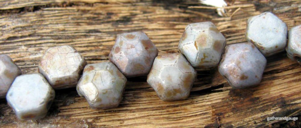 Honeycomb Jewel – Chalk Lazure Blue 6mm, 1 sträng