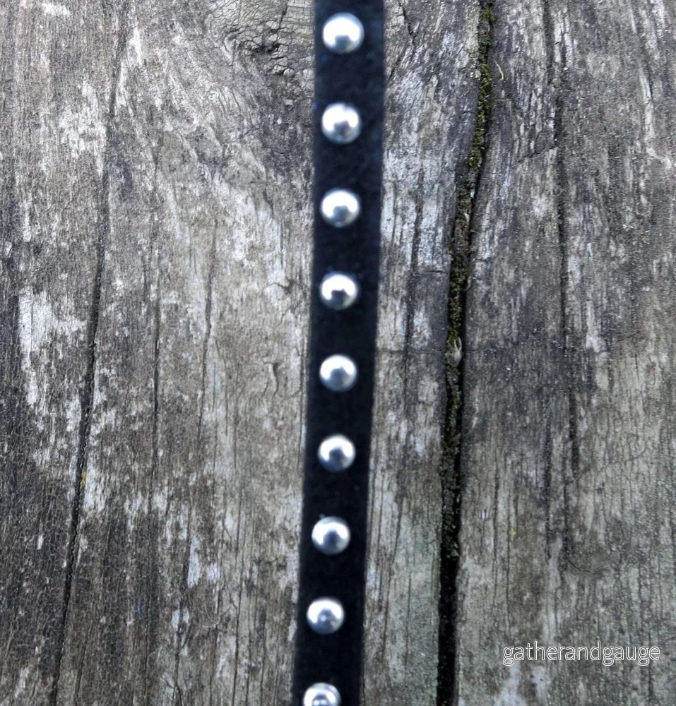 Mockaimitation – Svart med nitar, 5mm, 1 m Mockaimitation – Svart med nitar, 5mm, 1 m