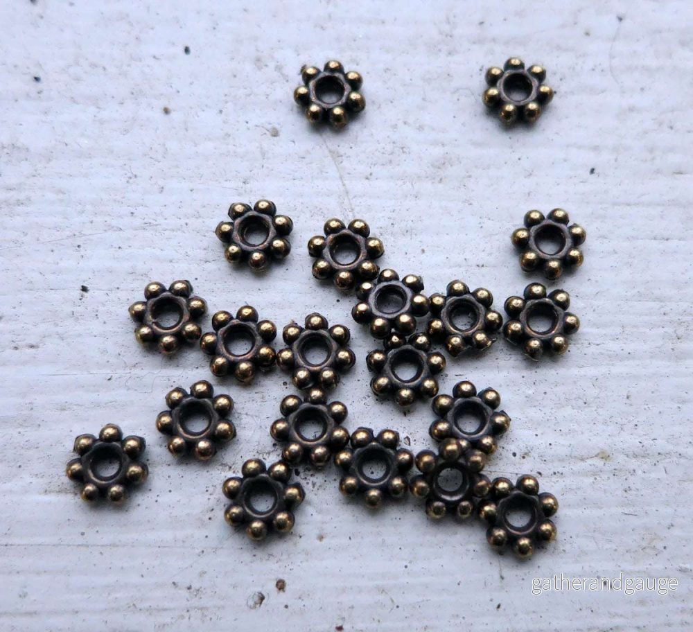 Mellandel Bronsfärgad – Daisy 4,8mm 20-pack