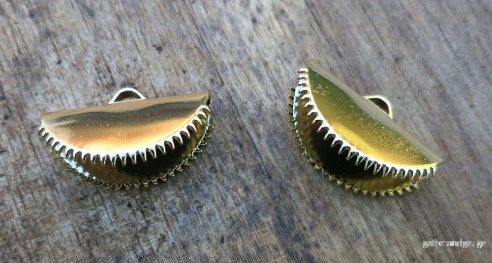 Ändfäste platta band guldfärgad - Rund modell med taggar, 20 mm, 2-pack