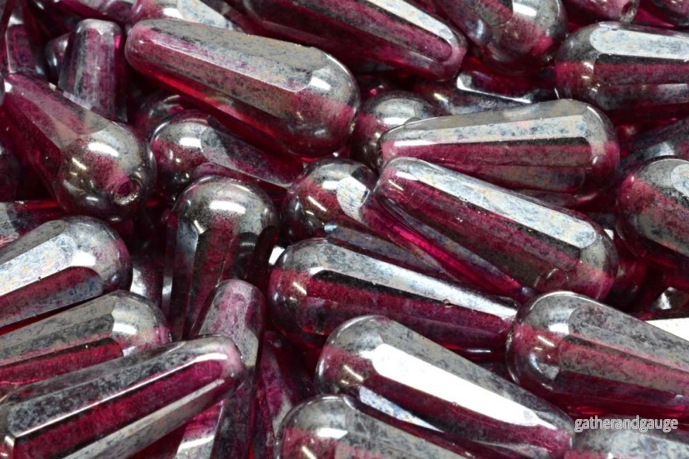 Firepolish Drop Bead – Transparent Red Hematite 20 x 9 mm, 1 styck Firepolish Drop Bead – Transparent Red Hematite 20 x 9 mm, 1 styck