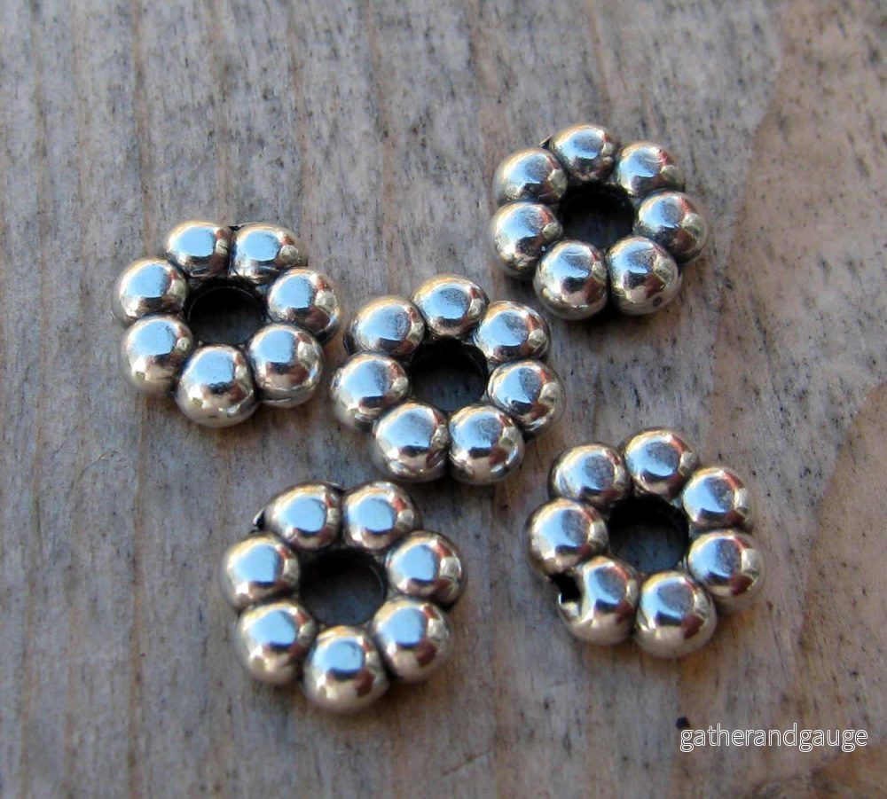 Mellandel Silverfärgad – Stor Daisy 8,5mm 5-pack