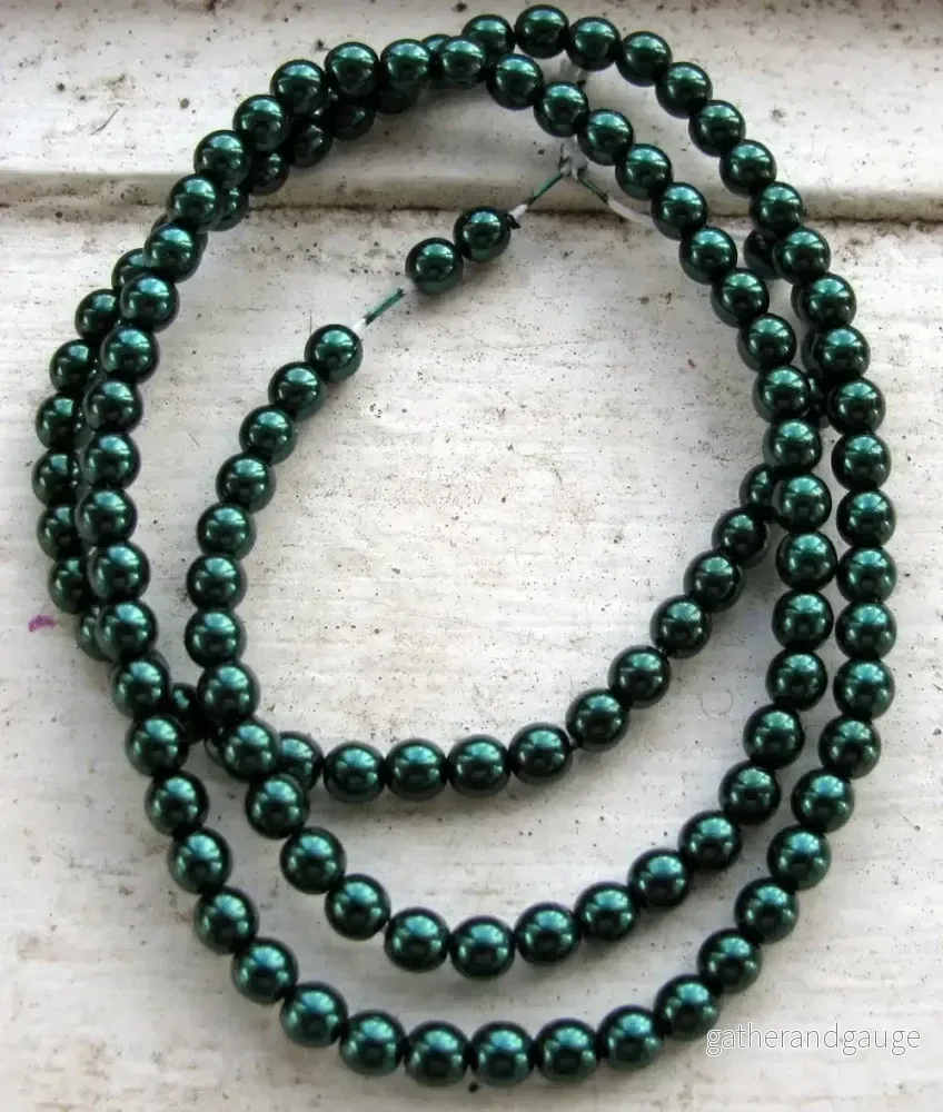 Tjeckiska Vaxade Glaspärlor - Deep Emerald 4mm, 1 sträng