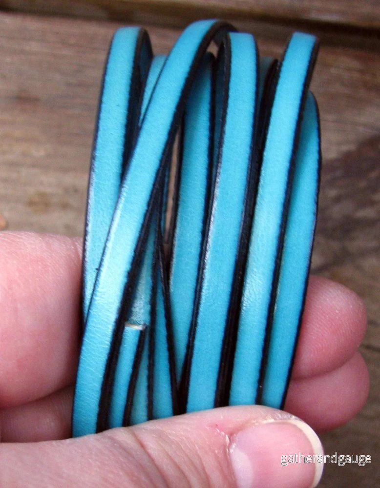 Läderband platt bred - Turkos med svart kant 5mm, 20 cm