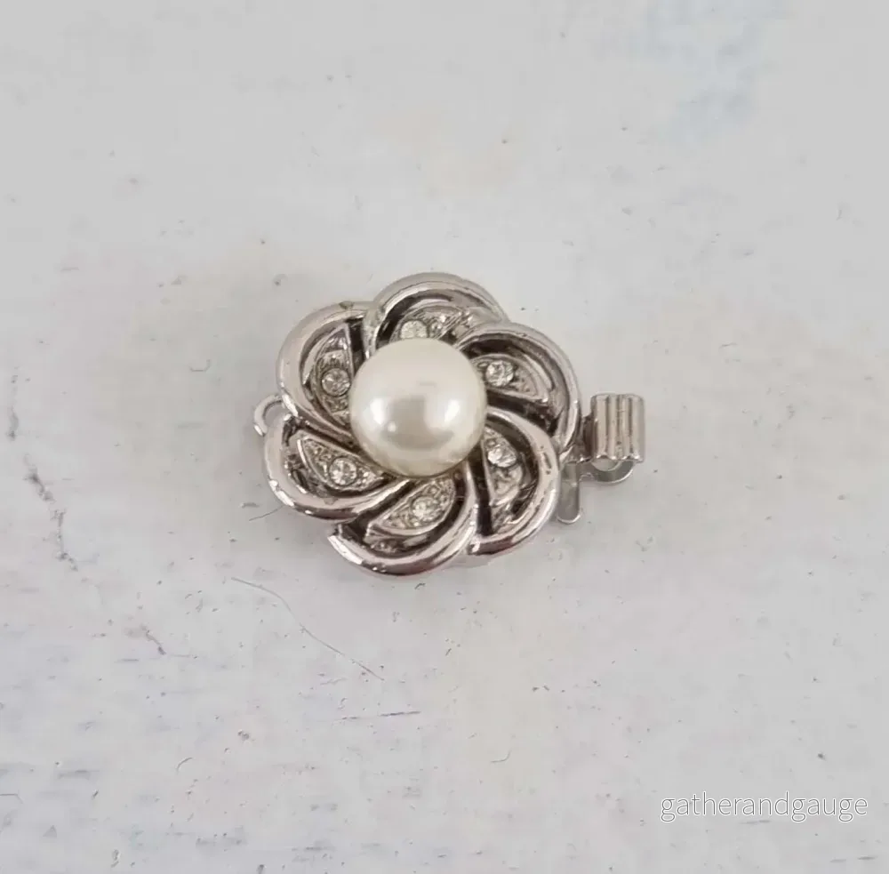 Instickslås – Pearlflower Silverfärgad 14mm, 1 styck Instickslås – Pearlflower Silverfärgad 14mm, 1 styck