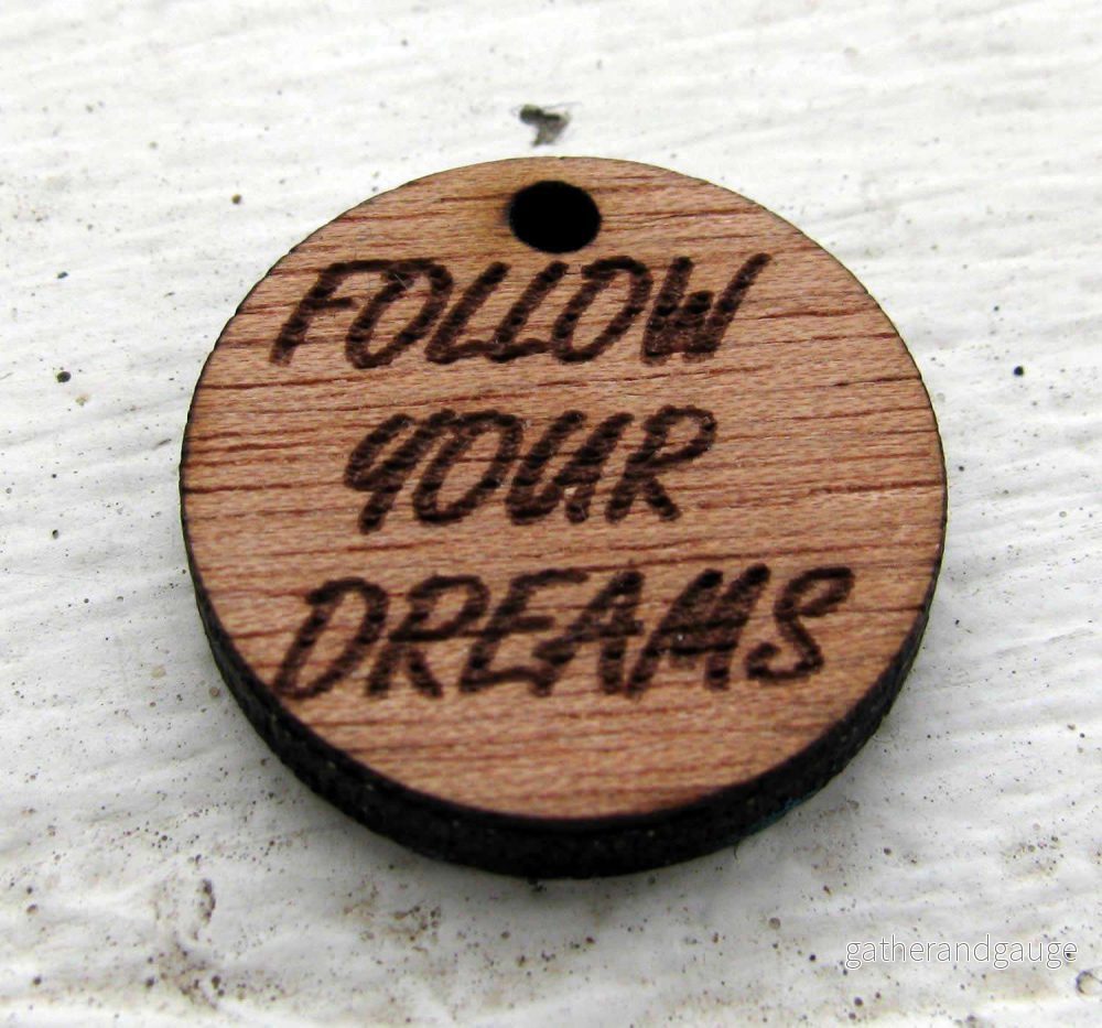 Hänge Trä - Follow your dreams 20mm 1 styck - Bild 2